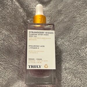 TRULY Strawberry Kisses Plumping Body Oil - Pink